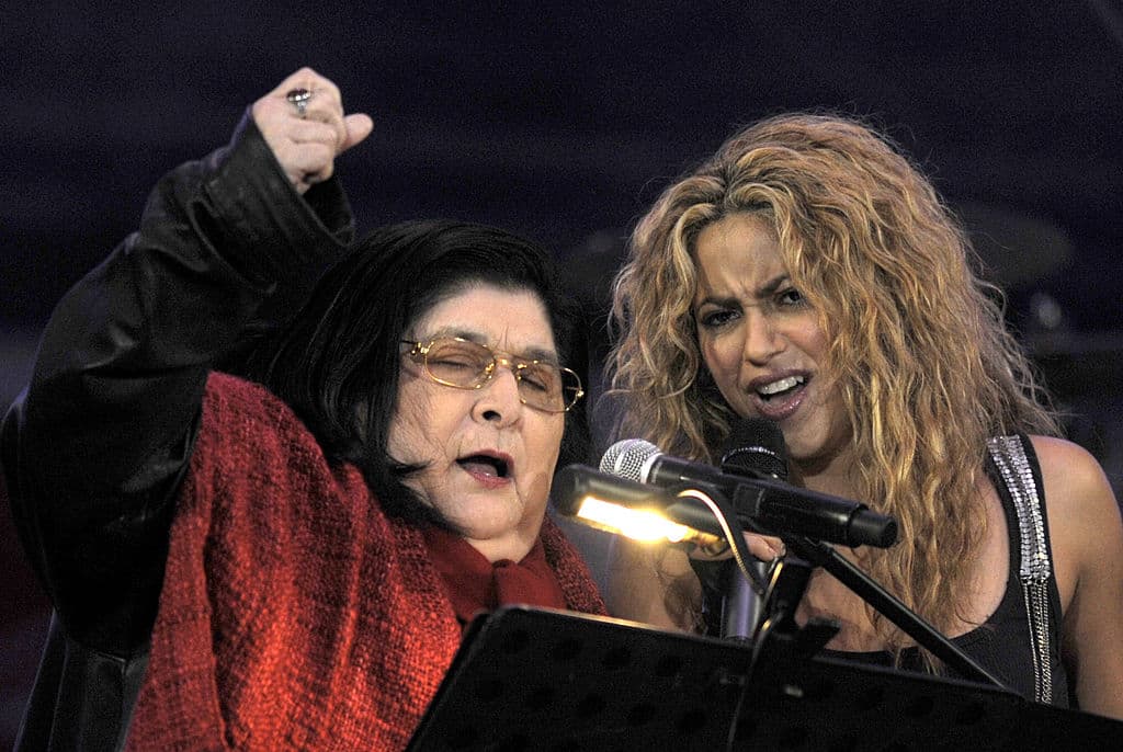 Cantando con Mercedes Sosa en un concierto benéfico en Buenos Aires, Argentina, en 2008.