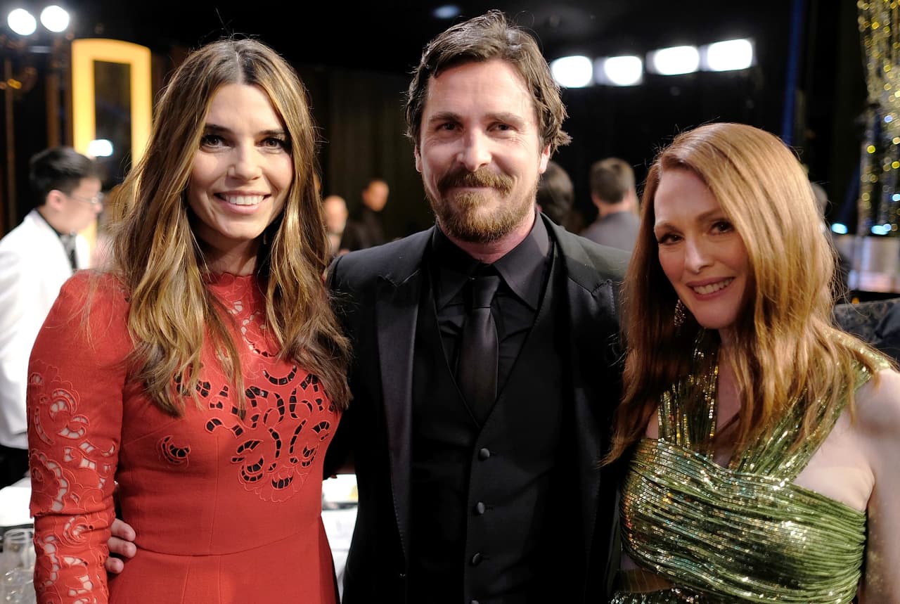 Christian Bale con su bella esposa y Julianne Moore