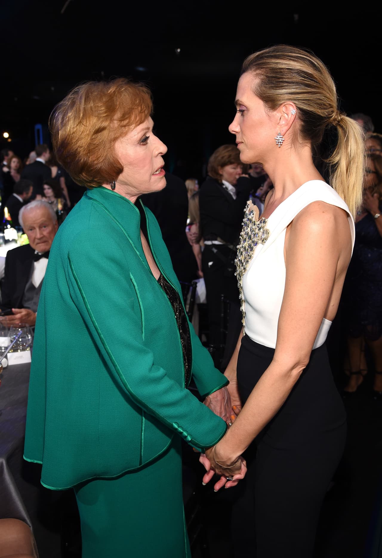 Carol Burnett tomadita de la mano de Kristen Wiig