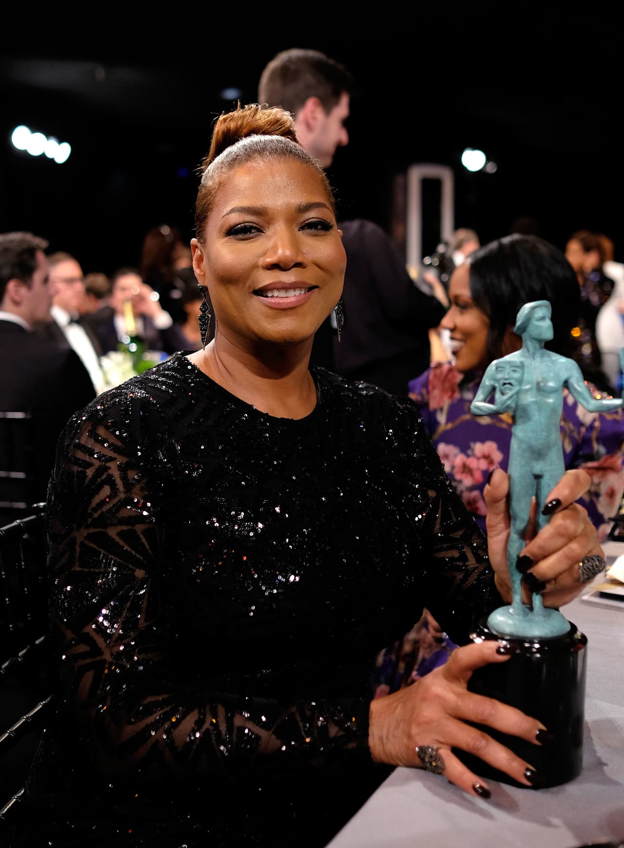 Queen Latifah posando feliz con su trofeo