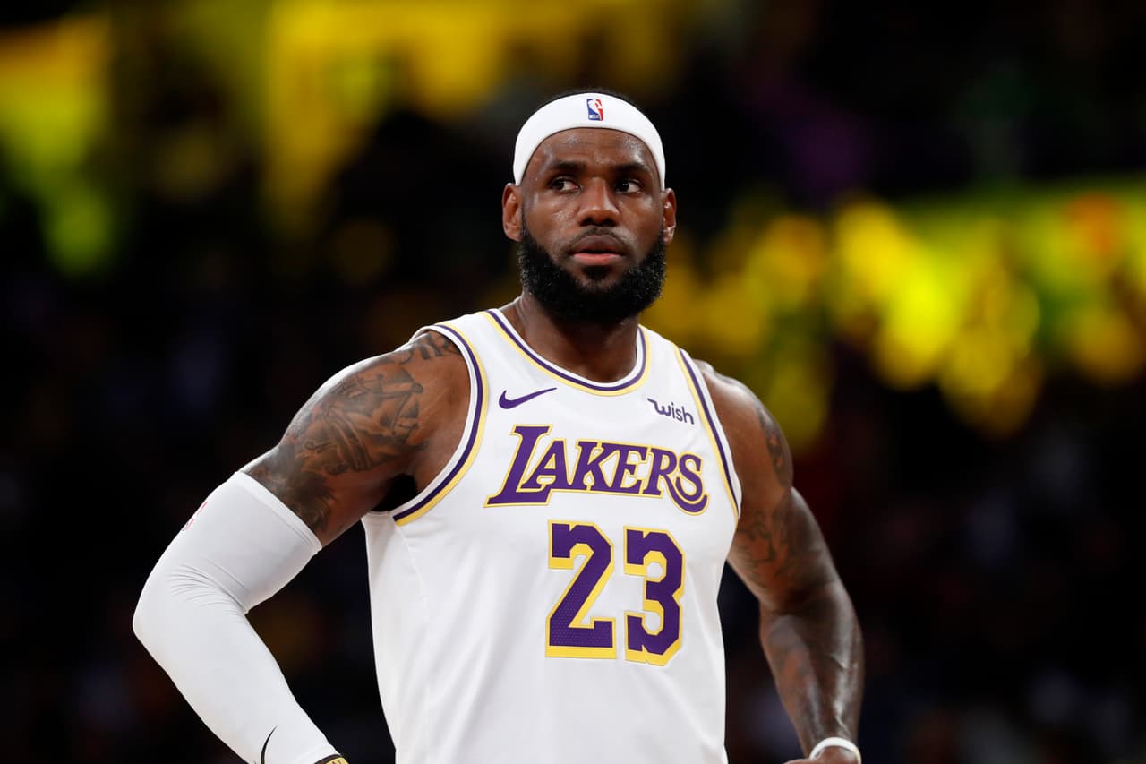 LeBron James sigue siendo referente en el basketball como uno de los mejores de su generación. A pesar de sus lesiones en la temporada pasada, sigue siendo considerado uno de los mejores de su generación, del mundo y de la historia.