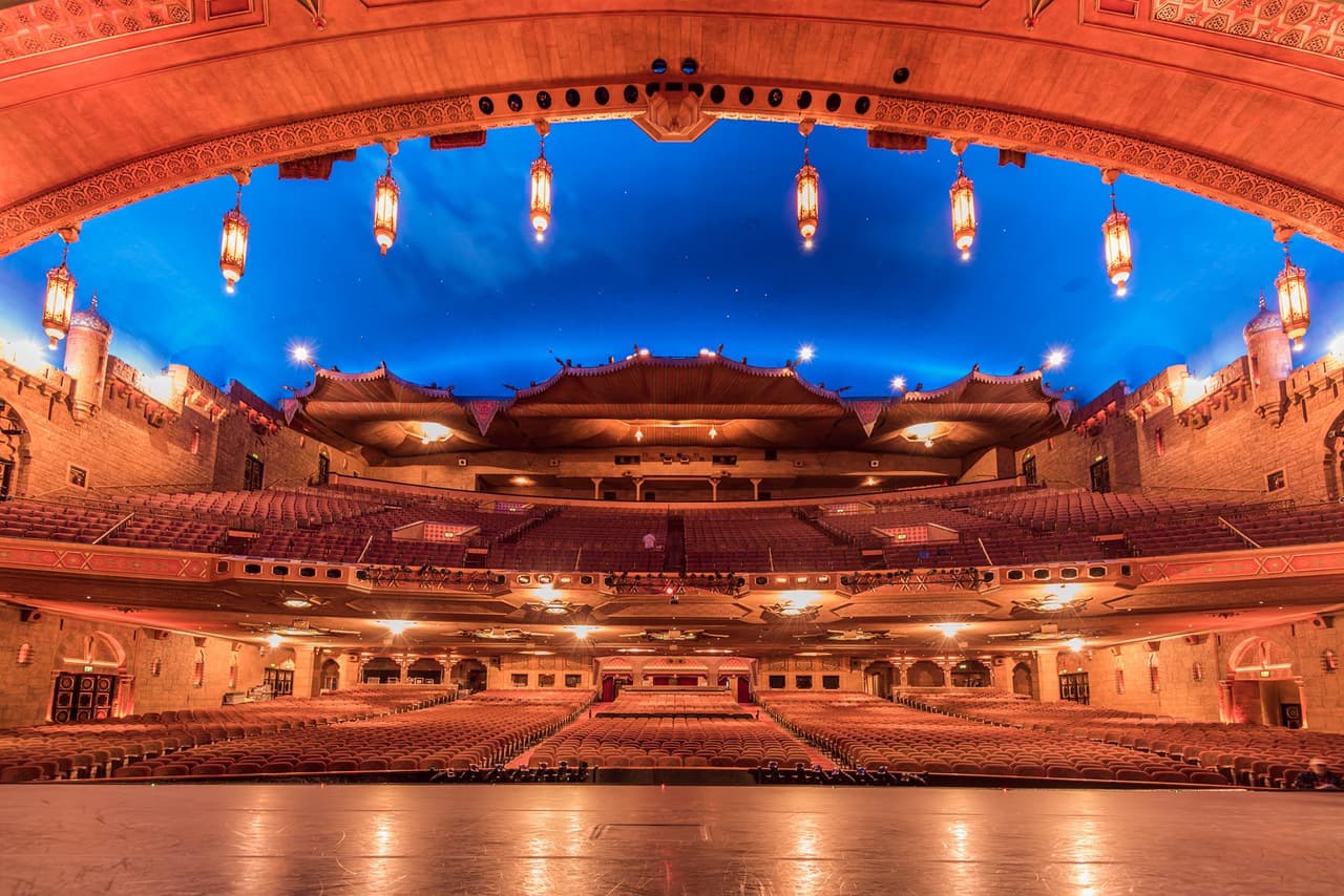 <b>The Fox Theatre (Atlanta)</b>
<br>
<b>Sitio web</b>: 
<a href="https://www.foxtheatre.org/">https://www.foxtheatre.org/</a> 
<br>
<b><a href="https://maps.app.goo.gl/mRkSbtYi4acRRawH8">Cómo llegar</a> </b>
<br>
<br>El teatro fue construido en 1929 y durante la temporada de Halloween ofrece recorridos que llevan a los visitantes a través del teatro histórico para conocer avistamientos de fantasmas y eventos inexplicables. A lo largo de los años se han visto apariciones de hombres y mujeres, todos con atuendos de la época victoriana. Quizás el fantasma más notable sea Roosevelt, el hombre que se dice que trabajó en la sala de calderas durante décadas.
<br>