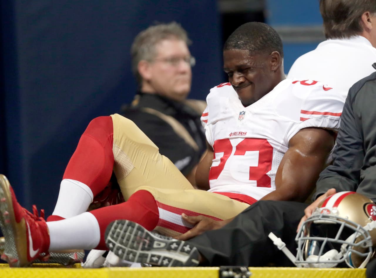 Reggie Bush sufrió una grave lesión en rodilla en 2015 en el campo sintético de los entonces St. Louis Rams.