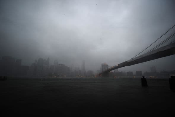 Pocas construcciones de esta ciudad tan rebosante de iconos alcanzan las dimensiones míticas de su puente más importante, una de las tres referencias más citadas de la capital.