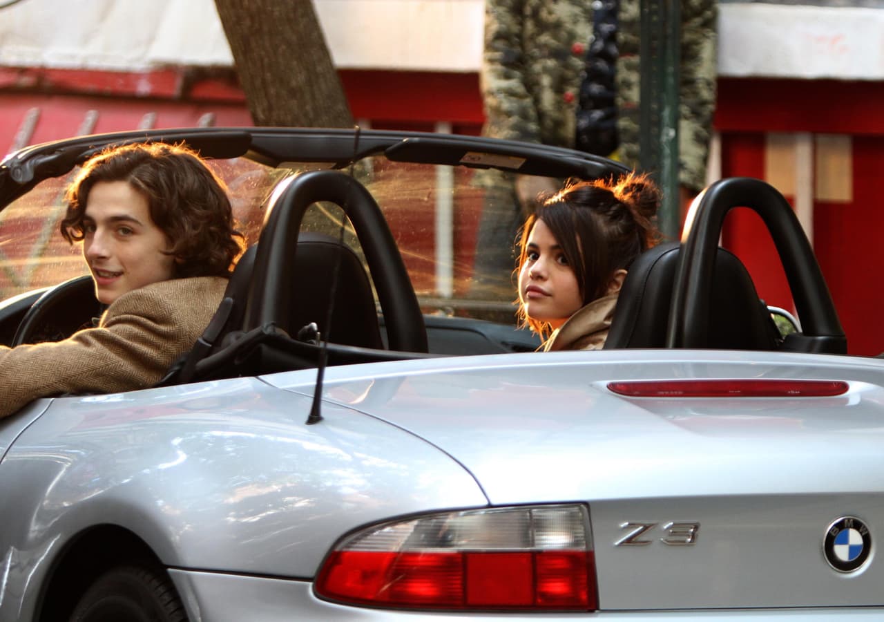 ¿Complacido? Tanto Selena Gomez como Timothée Chalamet verificaron con Woody Allen antes de salir del BMW.