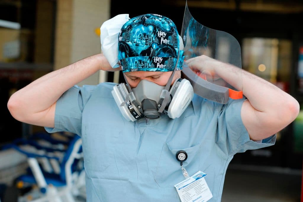 Cansado de respuestas como "prefiero morir antes que vacunarme", médico se desahoga en Facebook 