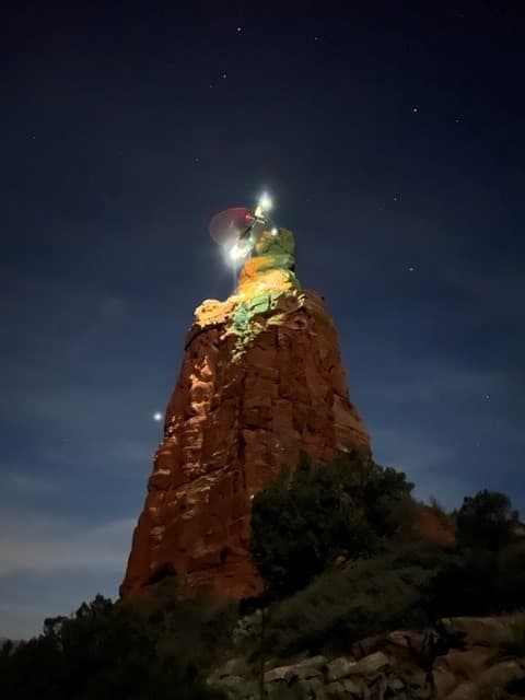 Schnebly Hill está abierto a alpinistas. El Servicio Forestal de Estados Unidos advierte que el sitio enfrenta a quien lo desafíe a constantes cuestas arriba.