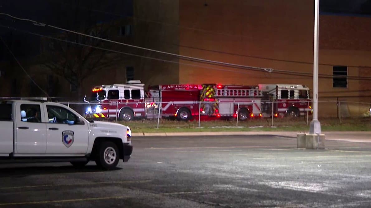 Incendio de gran magnitud en escuela Carter Junior High en Arlington