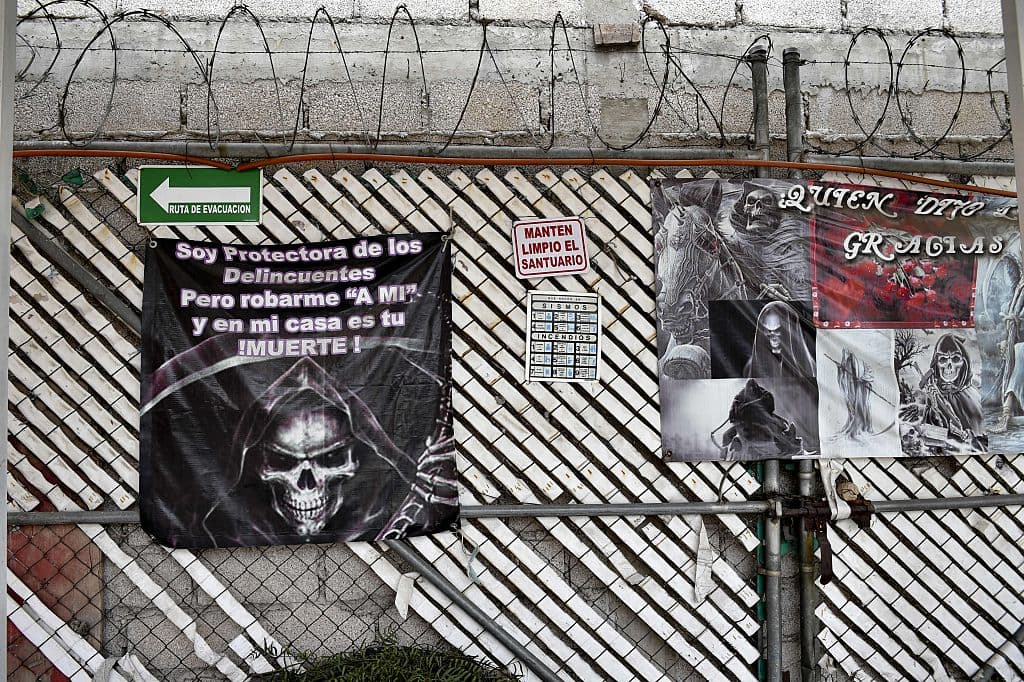 Pero entonces la Santa Muerte ha sido venerada no sólo para pedirle favores, como suele hacerse con los Santos, sino también fue evolucionando como una figura de protección, sobre todo para personas que ponían en riesgo sus vidas con sus profesiones - y ahí se incluyen no sólo profesiones normales como albañiles, constructores o conductores, sino también a delincuentes.