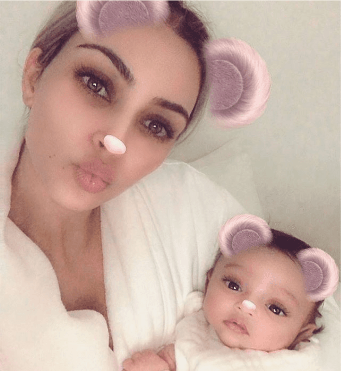 Khloé Kardashian, mientras tanto, continúa sin mostrar a su bebé True, tal como lo hizo
<b><a href="https://www.univision.com/entretenimiento/a-los-3-meses-kim-kardashian-muestra-sin-filtros-a-su-pequena-chicago">Kim Kardashian con su tercera hija Chicago</a></b>. Esperó un mes para publicar su primera foto.