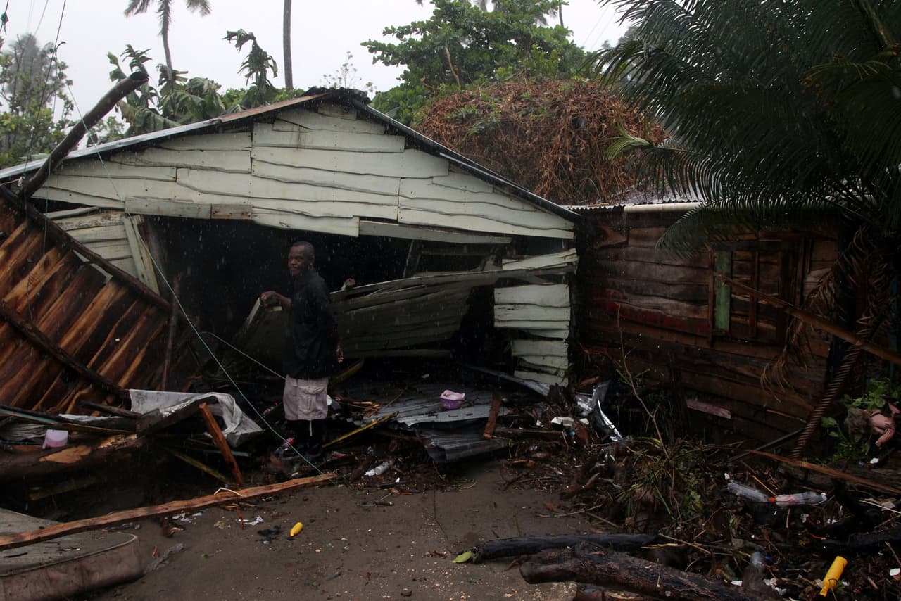 El ojo del huracán pasó por la costa norte de la isla La Española este jueves. El hombre de esta imagen observa los destrozos provocados por el impetuoso ciclón a las puertas de su casa derruida en la ciudad dominicana de Nagua.