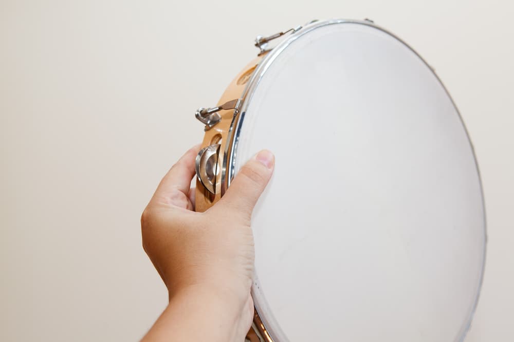 Toma tu instrumento musical elegido, sea un pandero, tambor, hasta maracas, si quieres, y haz todo el ruido posible. Recorre cada habitación de tu casa para que la vibración del lugar comience a fluir y deje de estar estancada.