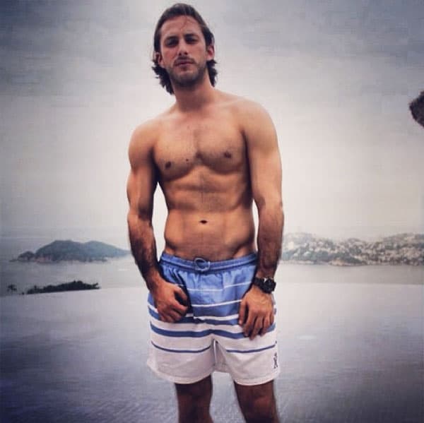 Le encanta el deporte, es cinta negra en Tae Kwon Do, juega hockey sobre hielo, esgrima, fútbol, equitación, esquí, showboard y waveboard.