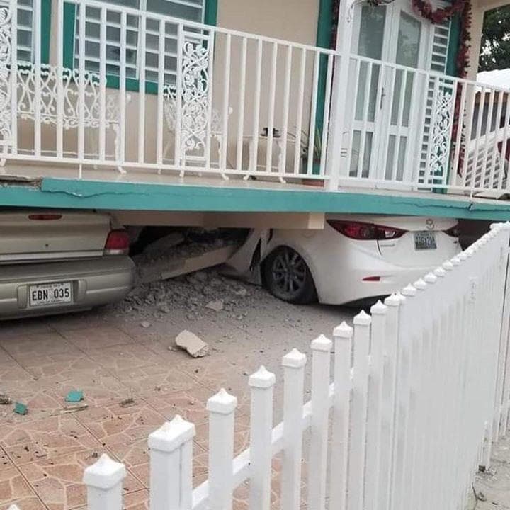 Una residencia aplastó varios vehículos de motor en una residencia.
