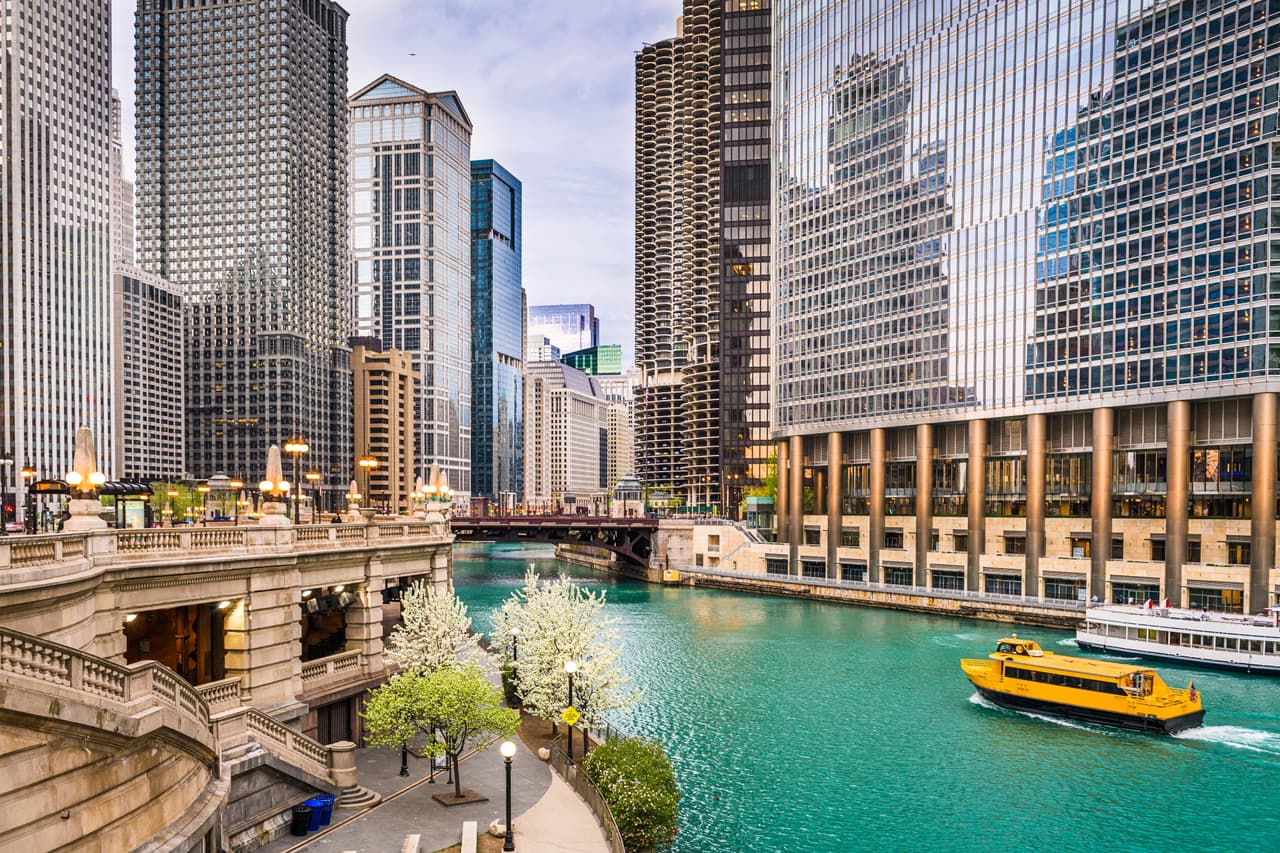<b>Puesto 12. Chicago.</b> “La gran metrópolis del Medio Oeste de Estados Unidos tiene una gran cantidad de eventos a disfrutar y cultura, así como una buena infraestructura”. Ya sea por negocios o por placer, esta ciudad ha llevado el turismo a niveles récord año tras año. Ocupa el puesto 13 en la categoría de ‘programación’, el siete en ‘cultura’ y el 11 en ‘vida nocturna’, una muestra del gran entusiasmo que estaba generando antes de que todo se detuviera por la pandemia del covid-19.