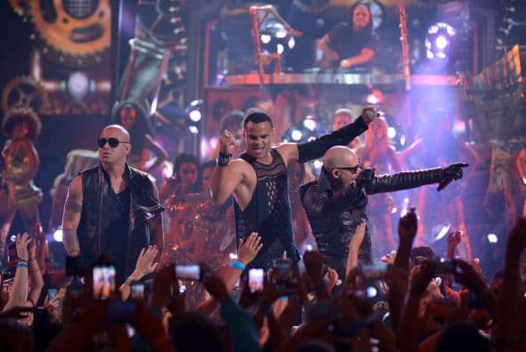 ¡Dale! Pitbull ft. Wisin y Mohombi hicieron una fiesta espectacular sobre el escenario.