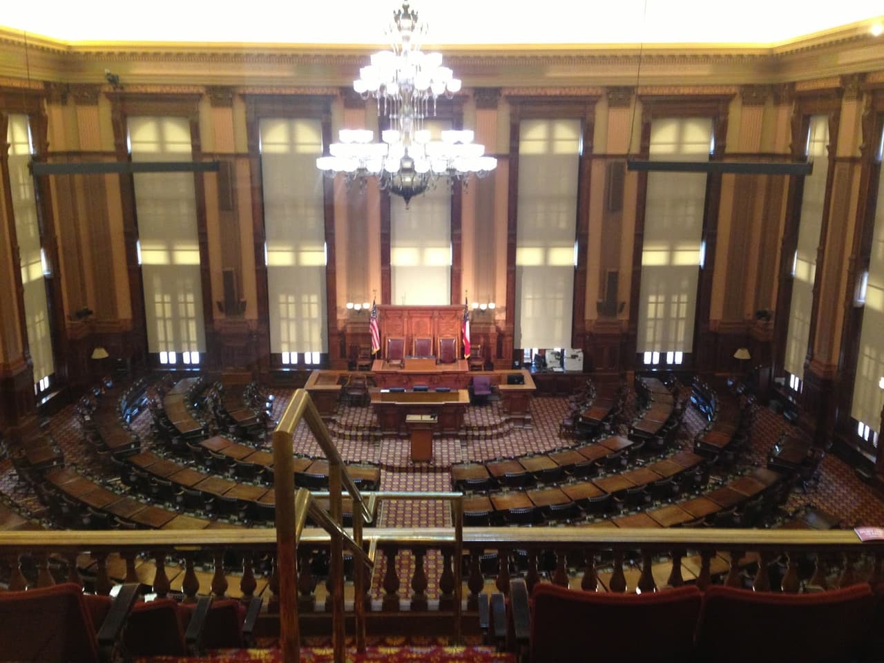 <b>NO PUEDES DEJAR DE IR AL GEORGIA CAPITOL MUSEUM</b>: Encuentra un tesoro cultural sobre el gobierno local bajo la Cúpula Dorada, construida entre 1884 y 1889. El programa de visitas y museos del Capitolio de Georgia incluye banderas y artefactos históricos, entre otras cosas.