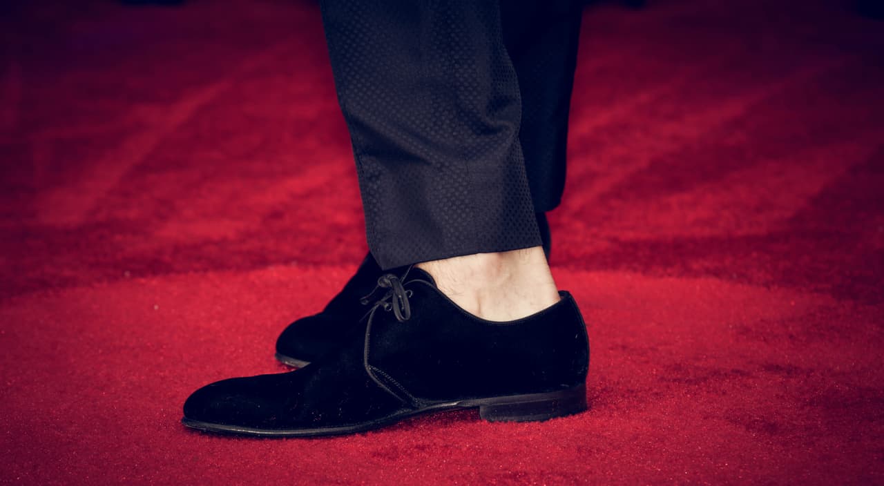 ...y zapatos de terciopelo negro sin medias.