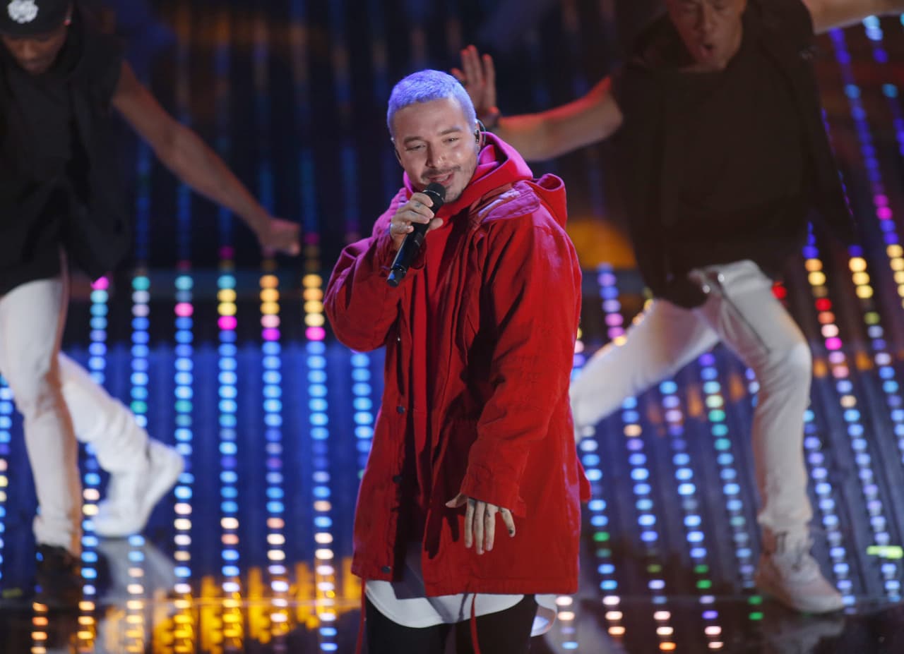 <b>6- J Balvin:</b> 
<i>Energía</i> fue uno de los lanzamientos latinos más importantes del año, y del cual se desprenden hits como 'Bobo', 'Ginza', y 'Safari'. Vota por J Balvin y todos los nominados a 
<a href="http://http://www.univision.com/especiales/premio-lo-nuestro/vota">Premio Lo Nuestro 2017 aquí</a>.