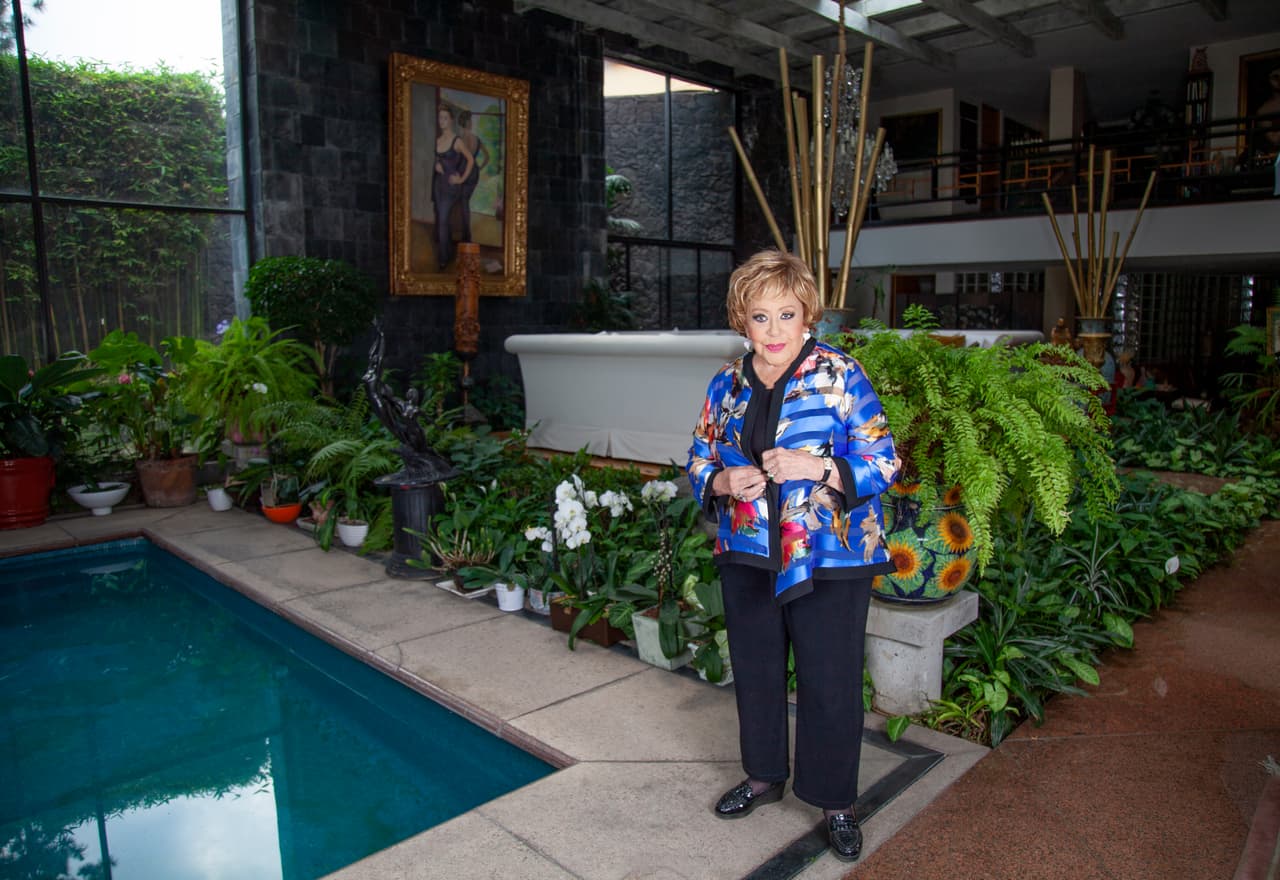 Silvia Pinal abrió las puertas de su hogar a Univision Entretenimiento. En la sala de su residencia, entre esculturas, pinturas (entre ellos, el retrato que hiciera de ella el muralista mexicano, Diego Rivera), trofeos, plantas y centenares de recuerdos, la líder de la dinastía Pinal dejó la calma de su habitación para sentarse frente a cuatro cámaras de video, que se encargarían de documentar de viva voz los más íntimos recuerdos de esta actriz del cine de oro mexicano.