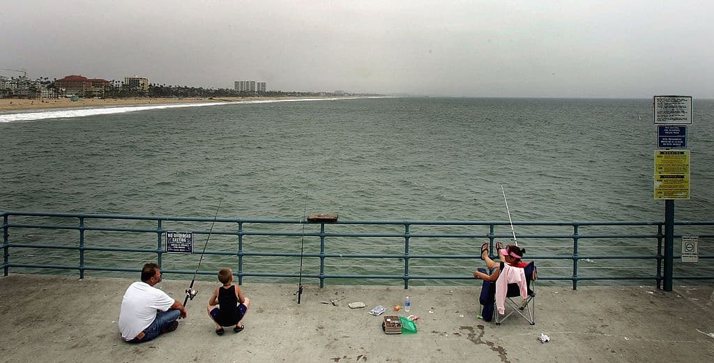 El choque se da entre el aire cálido y húmedo que llega desde aguas del Pacífico y el aire frío sobre tierra.