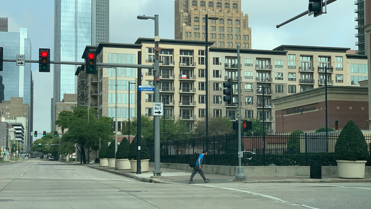 Varias oficinas de compañías privadas y públicas no están trabajando y a muchas personas se les recomendó trabajar desde casa.