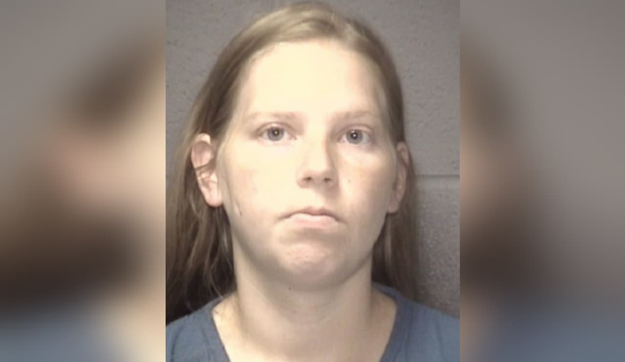 Acusan a una mujer de intento de asesinato por meter a su bebé en una bolsa y abandonarlo en un basurero