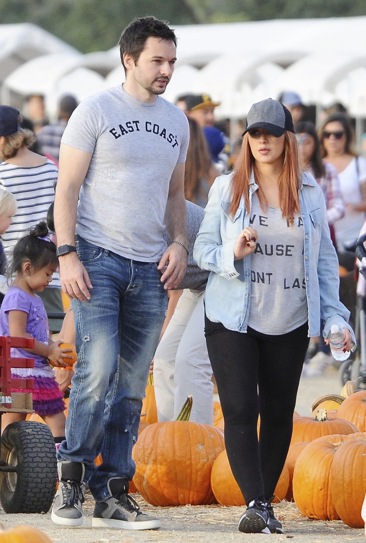 Christina y su pareja, Matthew Rutler, llevaron a los pequeñines a que escogieran sus calabazas para este Halloween.