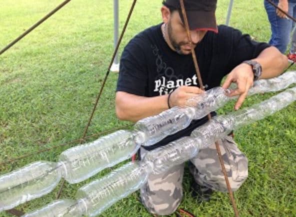 árbol con botellas plásticas
