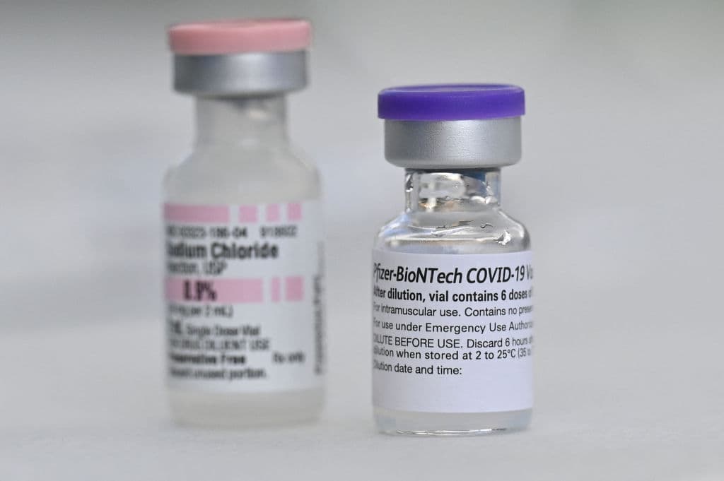 Los frascos de la vacuna Pfizer Covid-19 y el cloruro de sodio (que se usa para la dilución de la vacuna) se ven en un evento de vacunación comunitaria en un vecindario predominantemente latino en Los Ángeles, California, el 11 de agosto de 2021.