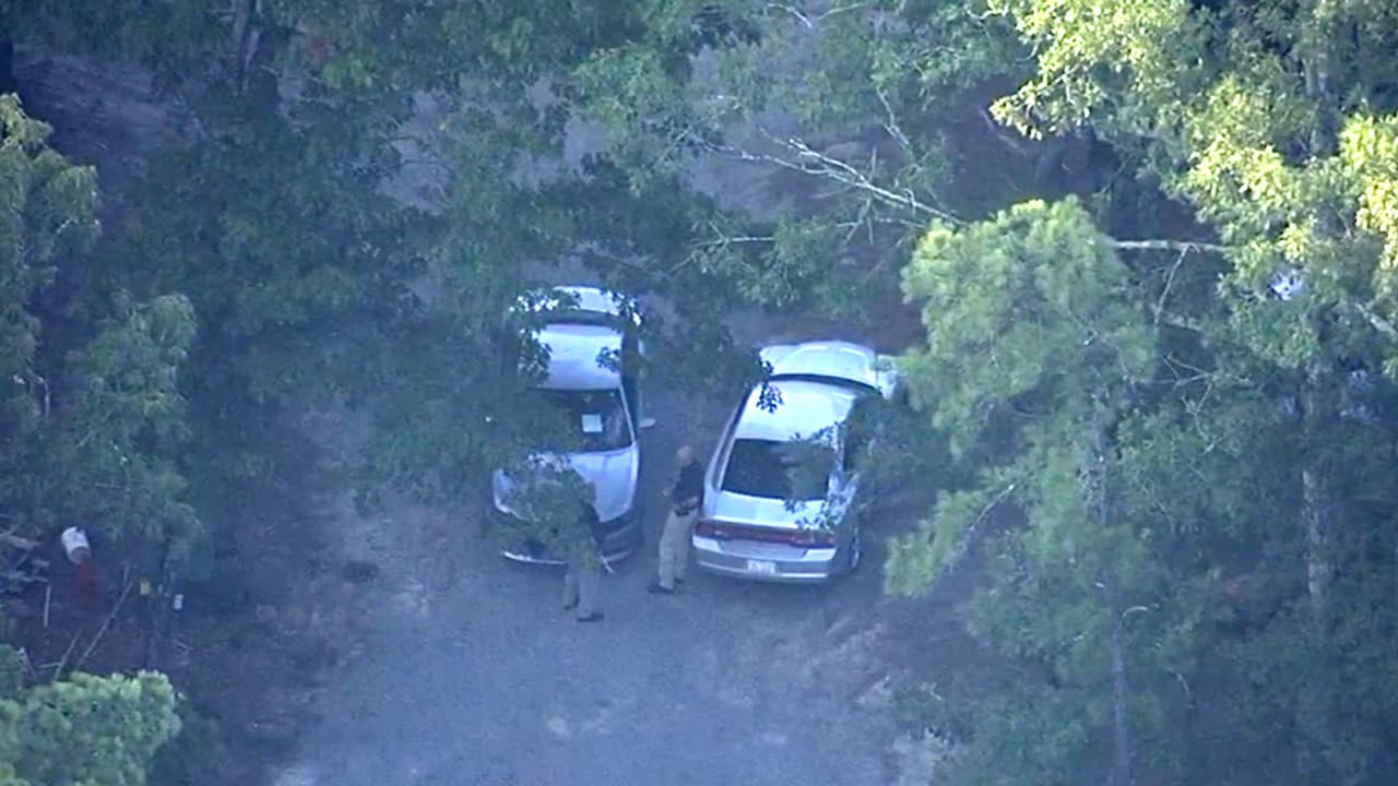 Matan a una adolescente en una residencia de Apex y la policía busca al sospechoso