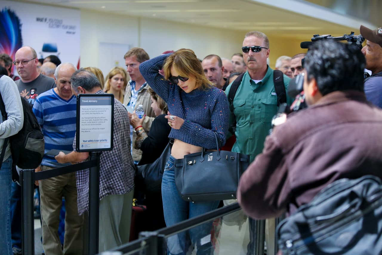 La gente del aeropuerto no dejó pasar por alto ese hecho y comenzaron a sacar foto y video de lo ocurrido.