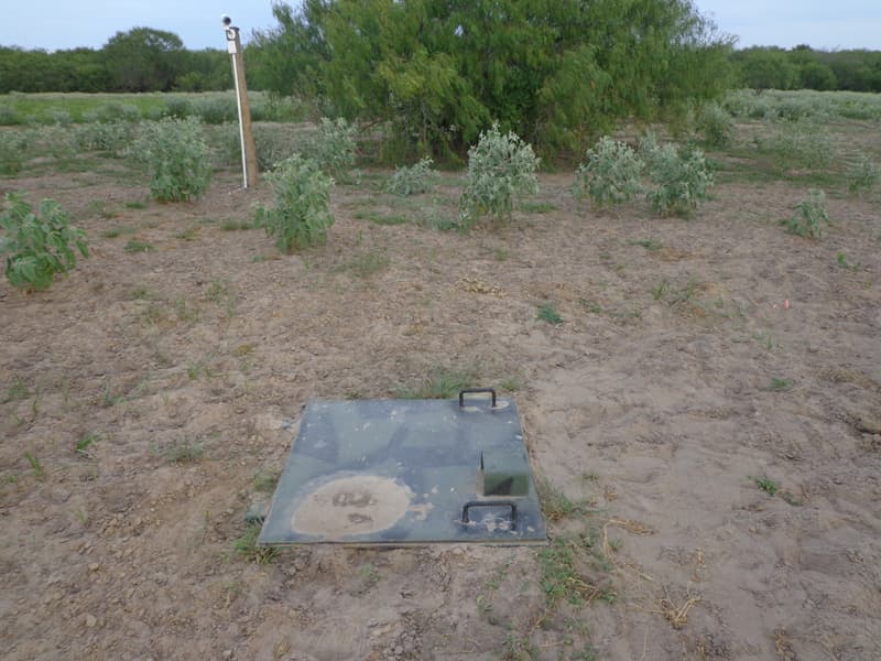 Así se ve una entrada a un búnker desde la superficie, cuando son instalados en terrenos abiertos.