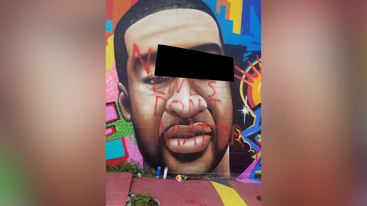 "N****** lives don't matter" es lo que escribieron en la cara de George Floyd.