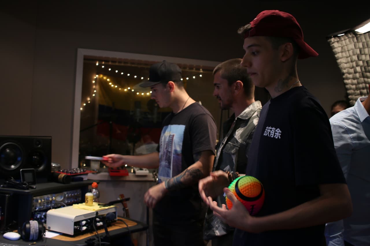 Escuchando los resultados de la producción de Mosty.