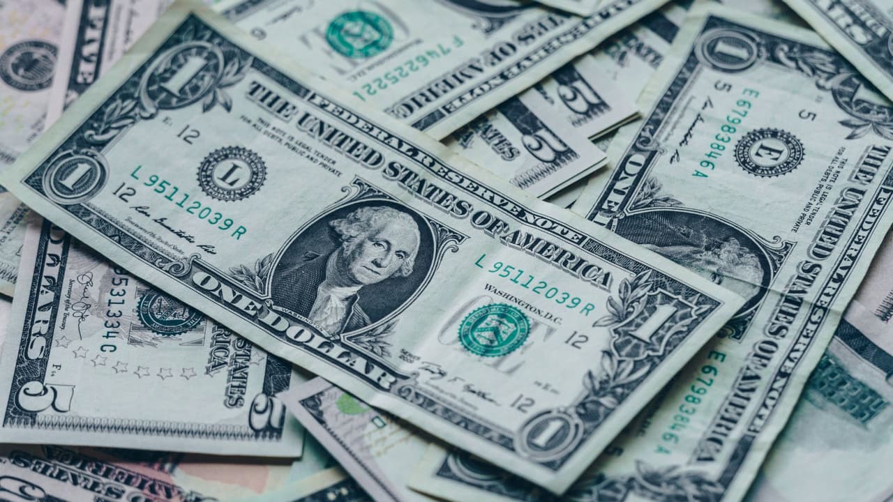 Puede encontrar información sobre cuánto deben recibir los residentes estatales elegibles en 
<a href="https://www.ftb.ca.gov/about-ftb/newsroom/middle-class-tax-refund/index.html">https://www.ftb.ca.gov/about-ftb/newsroom/middle-class-tax-refund/index.html</a>.
<br>