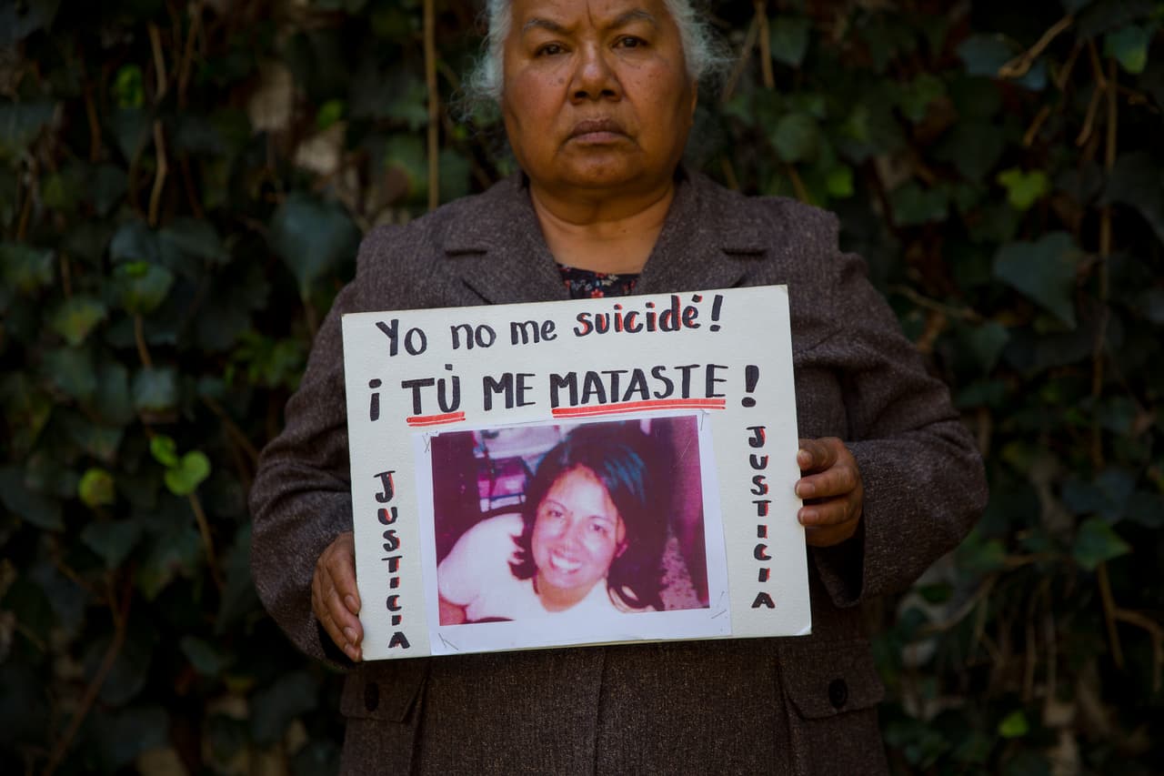 <b><a href="https://www.univision.com/noticias/america-latina/mi-hija-no-se-suicido-yo-demostre-que-la-mato-su-marido">El asesinato de Mariana Lima por parte de su pareja, un policía del Estado de México, fue el primero calificado como feminicidio que llegó a la Suprema Corte de Justicia de México.</a></b> Detrás está Irinea Buendía (en la imagen sosteniendo una foto de su hija), una madre coraje que no dejó de luchar hasta que vio que se hacía justicia para su hija fallecida. Irinea nunca creyó la versión que le dio el marido de su hija ni vio ninguna prueba que demostrara que se había suicidado. Mariana era víctima de violencia de género y el día antes de su muerte, le había dicho a su madre que estaba decidida a empezar una nueva vida. Quería dejar a su esposo y volver a estudiar.