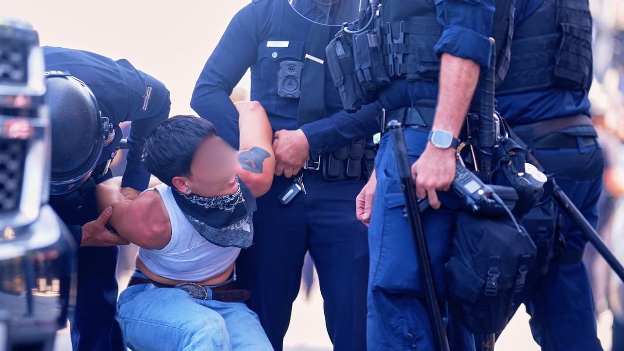 Un manifestante es detenido en el centro de Los Ángeles, el domingo 8 de junio de 2025, tras la protesta de anoche contra las redadas de inmigración.