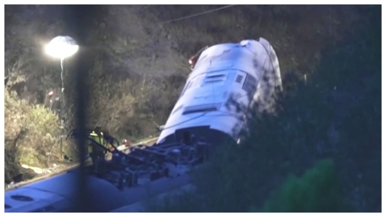 Suman 39 muertos por accidente de trenes en España; gobierno decreta tres días de luto