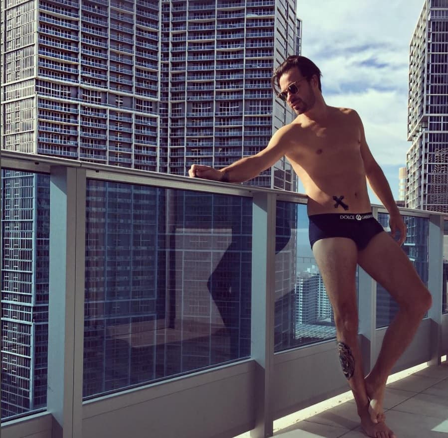 Cristian Zuarez utilizaba como único desahogo, ante los problemas que pudiera tener con Laura, hacerse fotos más coquetas, algunas en traje de baño presumiendo sus tatuajes, en el lujoso departamento de Acapulco, propiedad de Laura.