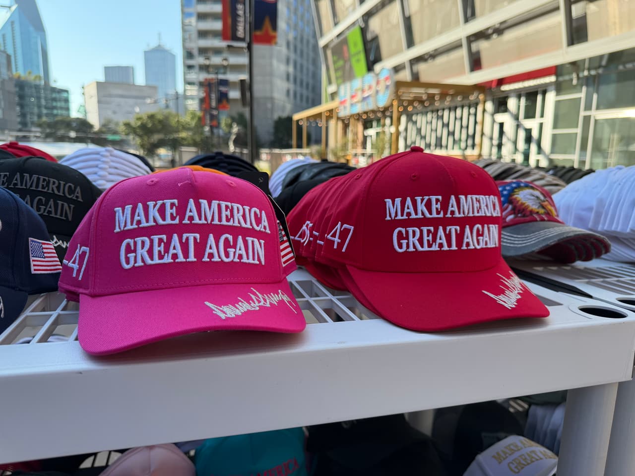 Obvio, las gorras con 
<b>el lema <a href="https://www.univision.com/noticias/politica/maga-inc-del-presidente-trump-planea-gastar-10-millones-de-dolares-para-financiar-la-campana-de-candidato-republicano-al-senado-por-texas" target="_blank">'Make America Great Again', MAGA</a></b> también están en venta, incluyendo algunas nuevas versiones 
<b>con la firma del presidente 45 y 47 de Estados Unidos</b>.