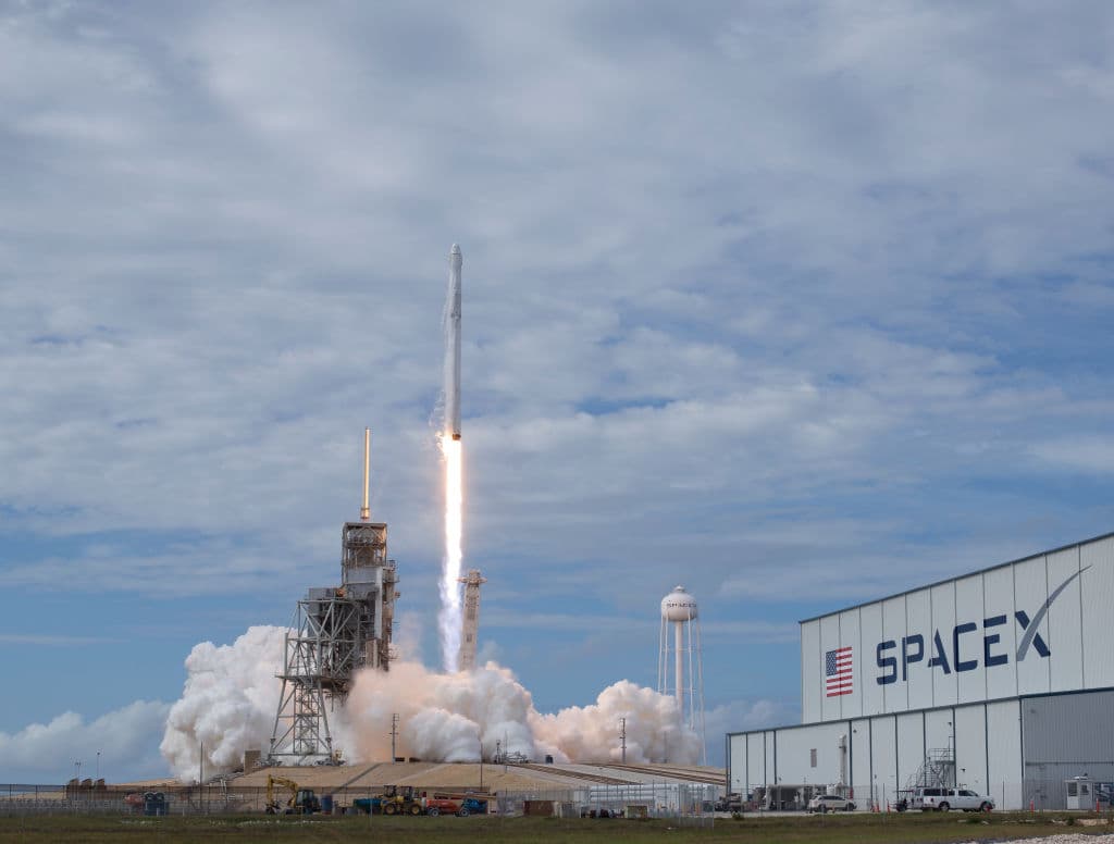 El SpaceX se convirtió en la primera empresa privada en llevar humanos al espacio exterior. Dos astronautas permanecieron nueve semanas en la Estación Espacial Internacional este año.