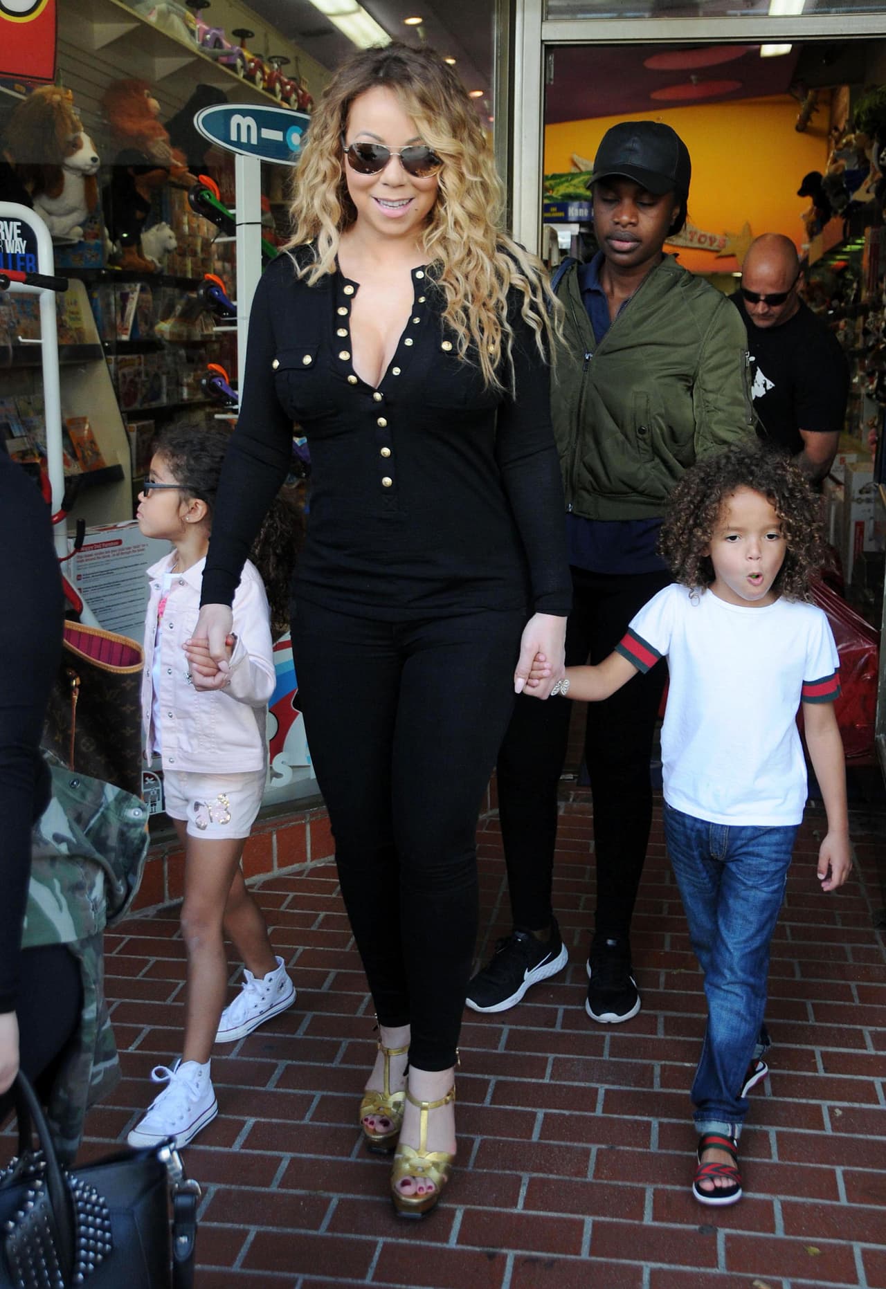 Los tres visitaron tiendas de juguetes en Beverly Hills.