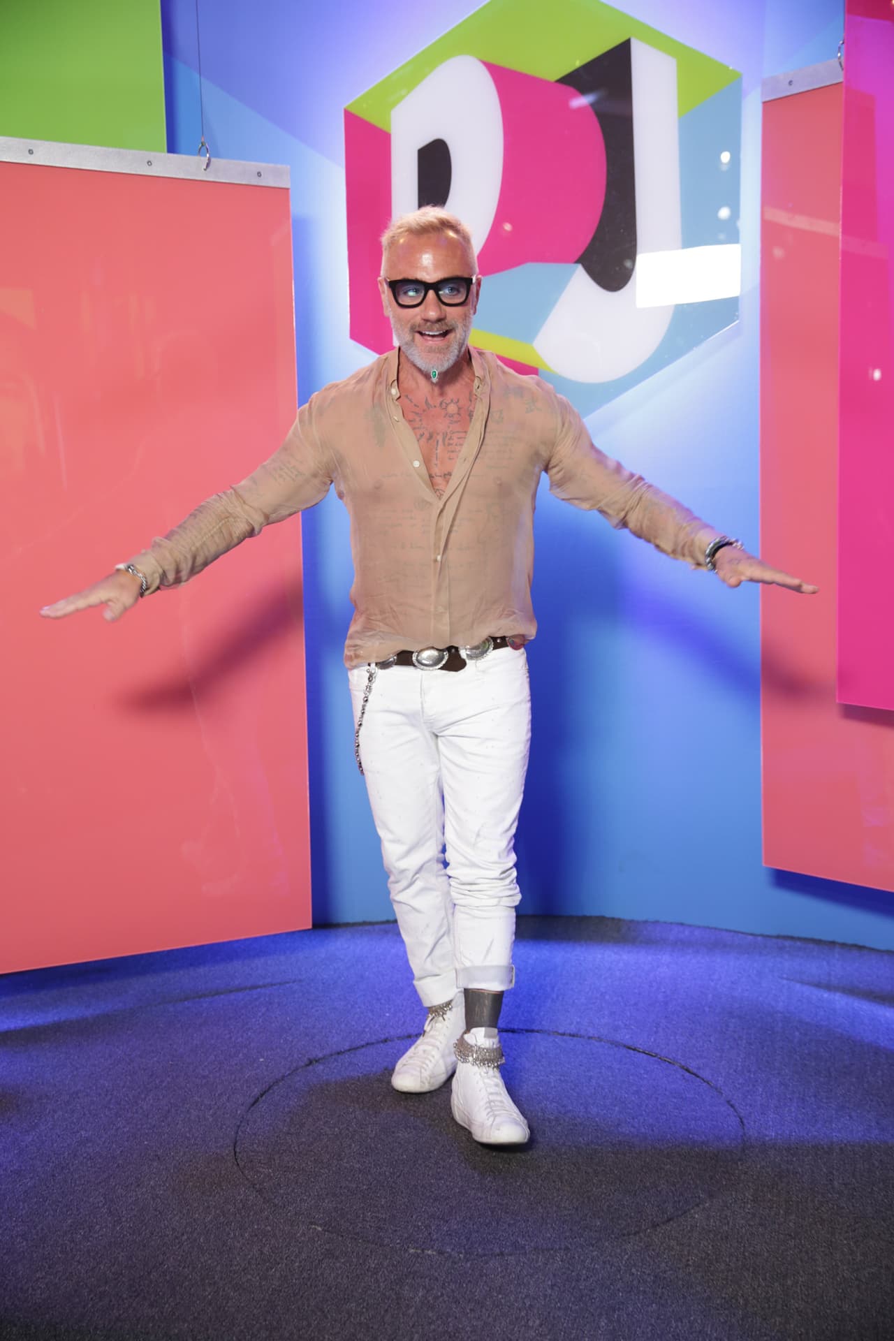Gianluca Vacchi fue uno de los galanes más esperados en la alfombra de Premios Juventud.