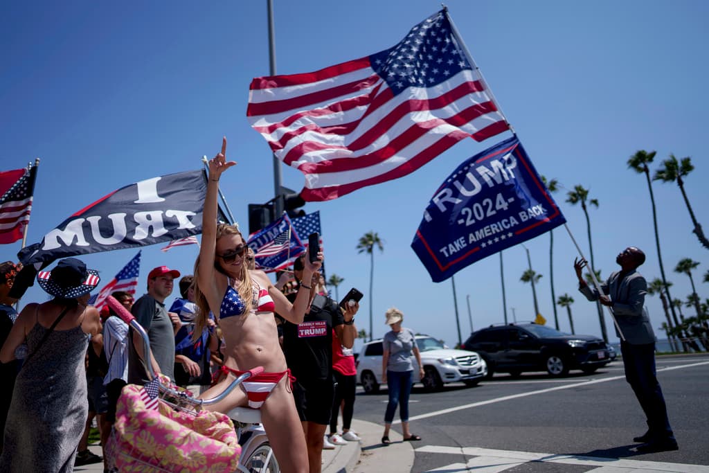 Mensajes como "amo a Trump" y peticiones para que salga al "rescate de Estados Unidos" eran algunos de los mensajes expresados por los seguidores del político.