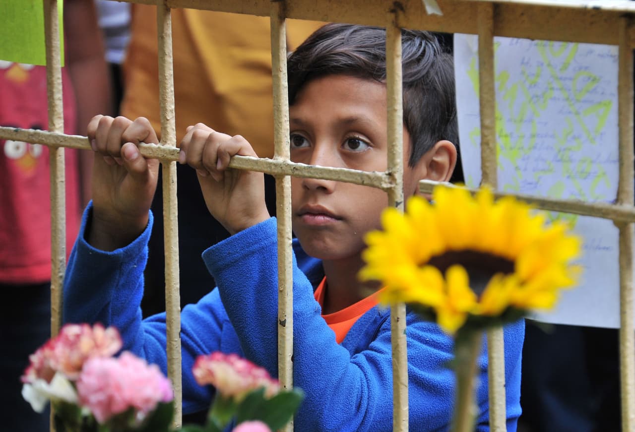 Gente de todas las edades se acercaron a despedir al artista. Niños, jóvenes, ancianos. Esteban, de 21 años, coreaba en el homenaje las canciones de José José que ha escuchado en casa desde que era pequeño. Y recordó a la agencia EFE la vez en la que le tocó atender en un restaurante al artista, quien se comportó "muy buena onda y muy sencillo".