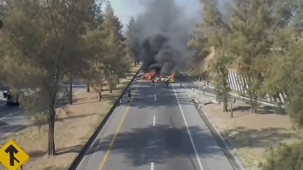 Bloqueos e incendios paralizan 12 estados en México tras caída del "Mencho"