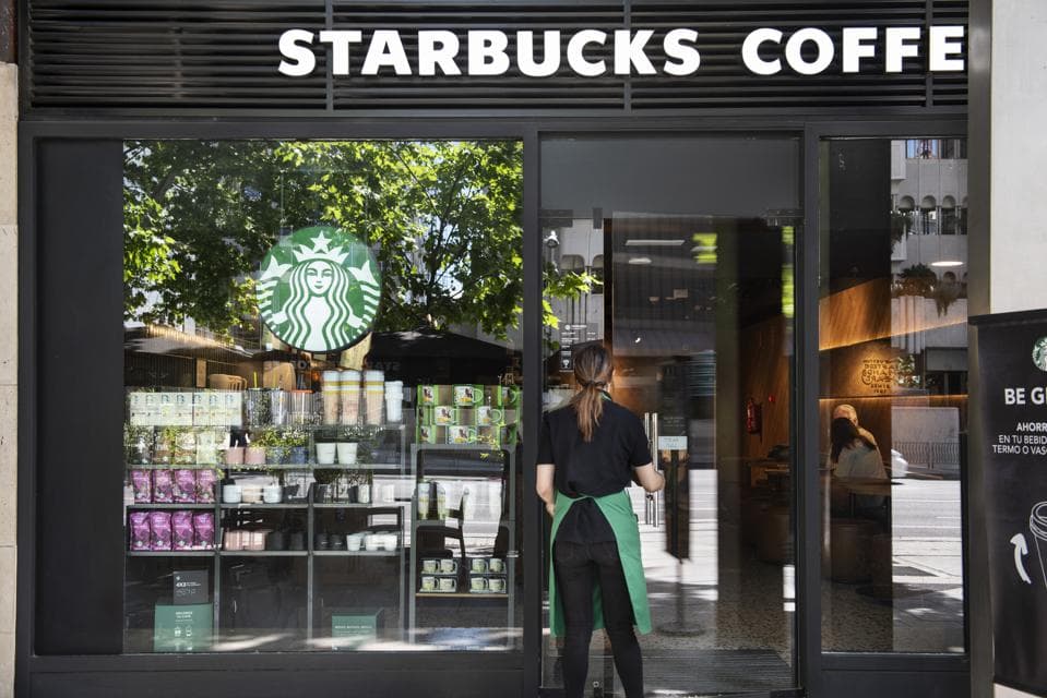 A partir del lunes 17 de mayo, las mascarillas serán opcionales para los clientes de Starbucks que estén completamente vacunados. Un comunicado de la empresa agregó que esto también depende de las regulaciones locales.