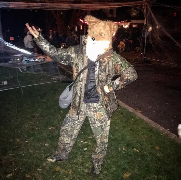 Thalía sorprendió con su disfraz, pues dejó muy escondida su sexy figura.