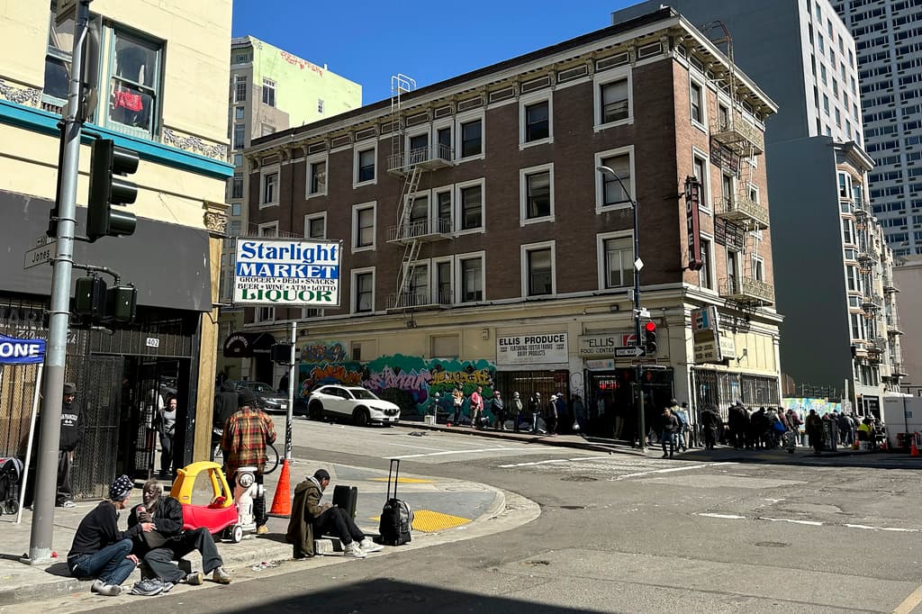 Varios residentes y dos hoteles del distrito Tenderloin de San Francisco han interpuesto una demanda contra la ciudad. Alegan que la ciudad ha transformado el vecindario en una zona de contención para el consumo descontrolado de drogas ilegales y otros vicios, provocando miedo en los residentes y dificultando la contratación de personal para las empresas.